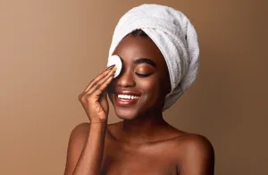 Pele negra: descubra o que não pode faltar na sua rotina de cuidados